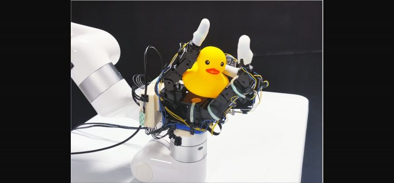 Робота научили манипулировать предметами на ощупь