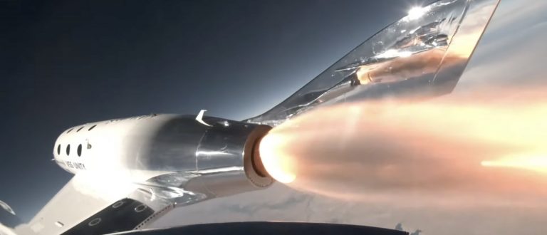 Virgin Galactic запустила коммерческий туристический рейс на «край космоса»