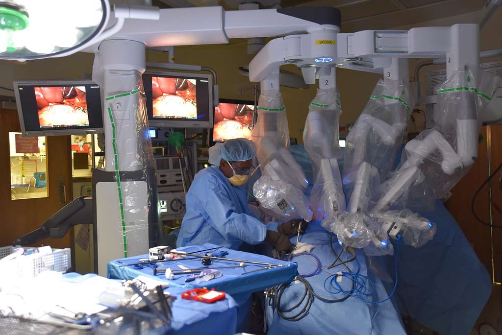 Хирурги провели дистанционную операцию на глазах с помощью робота