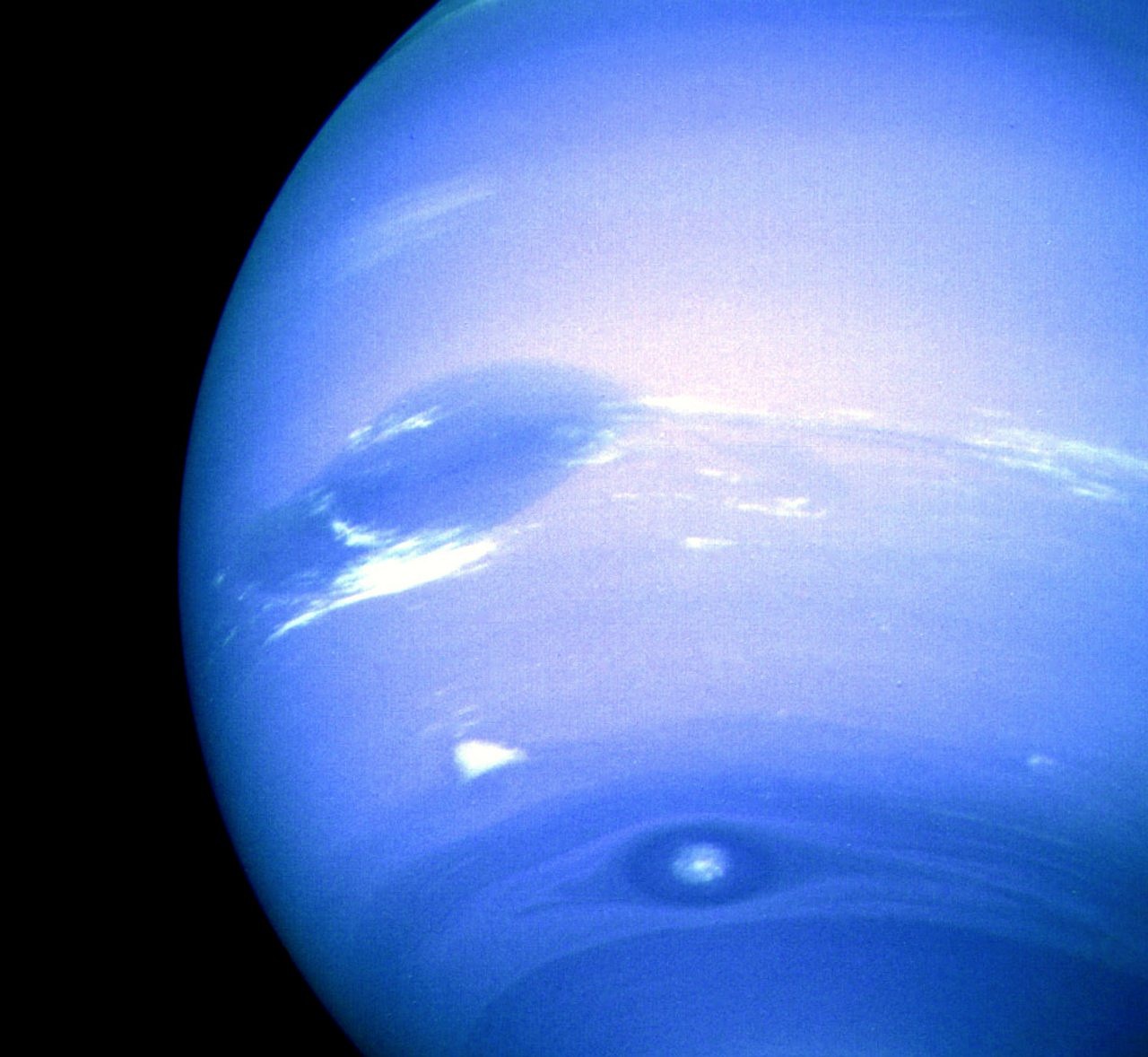 На Нептуне продолжают расти огромные темные и яркие пятна, и ученые не знают, почему