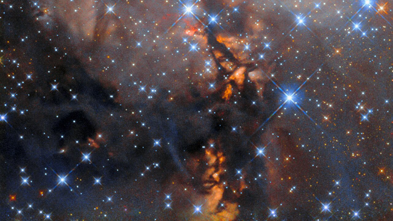 «Хаббл» изучил космический мазер в соседней области звездообразования