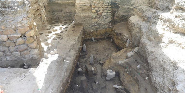Археологи раскопали редкие золотые монеты возрастом 2 300 лет