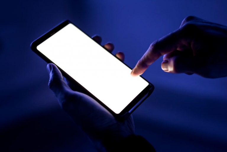 Раннее половое созревание связано со смартфонами, считают турецкие эндокринологи