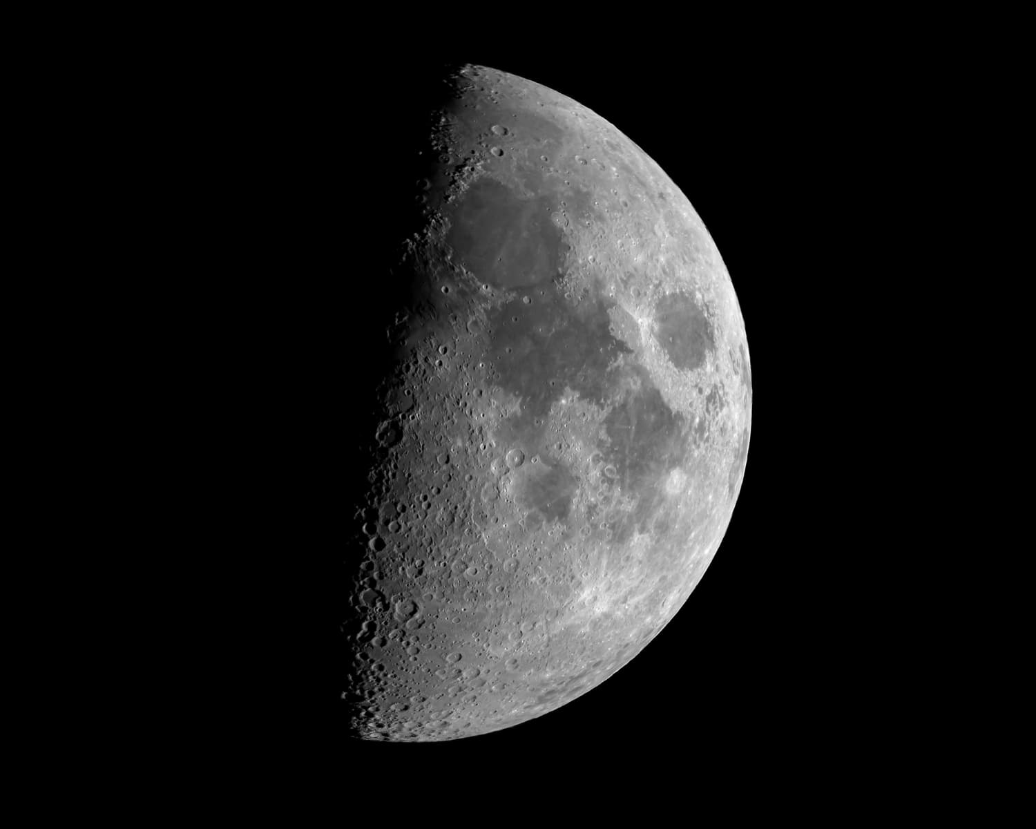 НАСА показало детализированное изображение южного полюса Луны