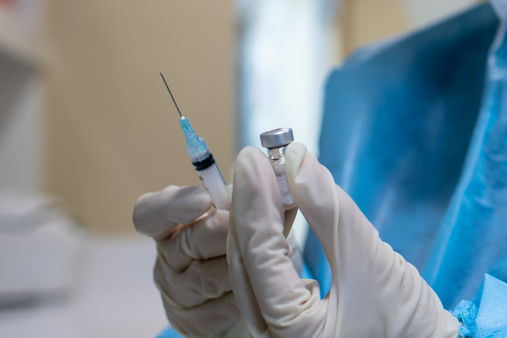 Появилась «обратная вакцина»: ученые рассказали, кому она поможет