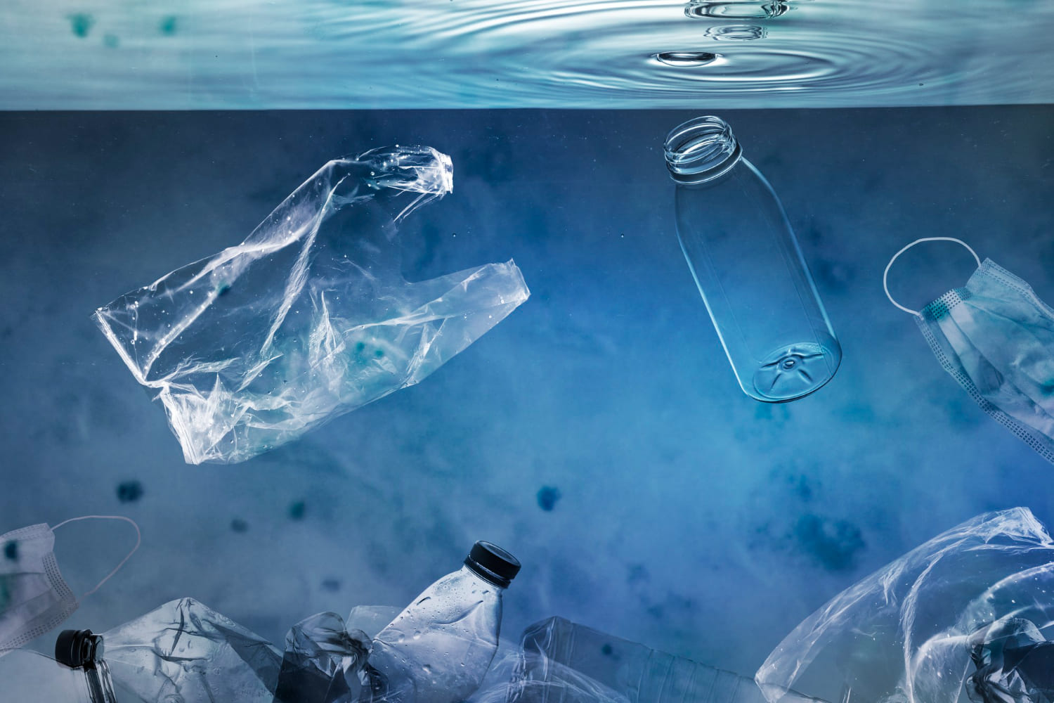 Генетически модифицированные бактерии расщепляют пластик в соленой воде