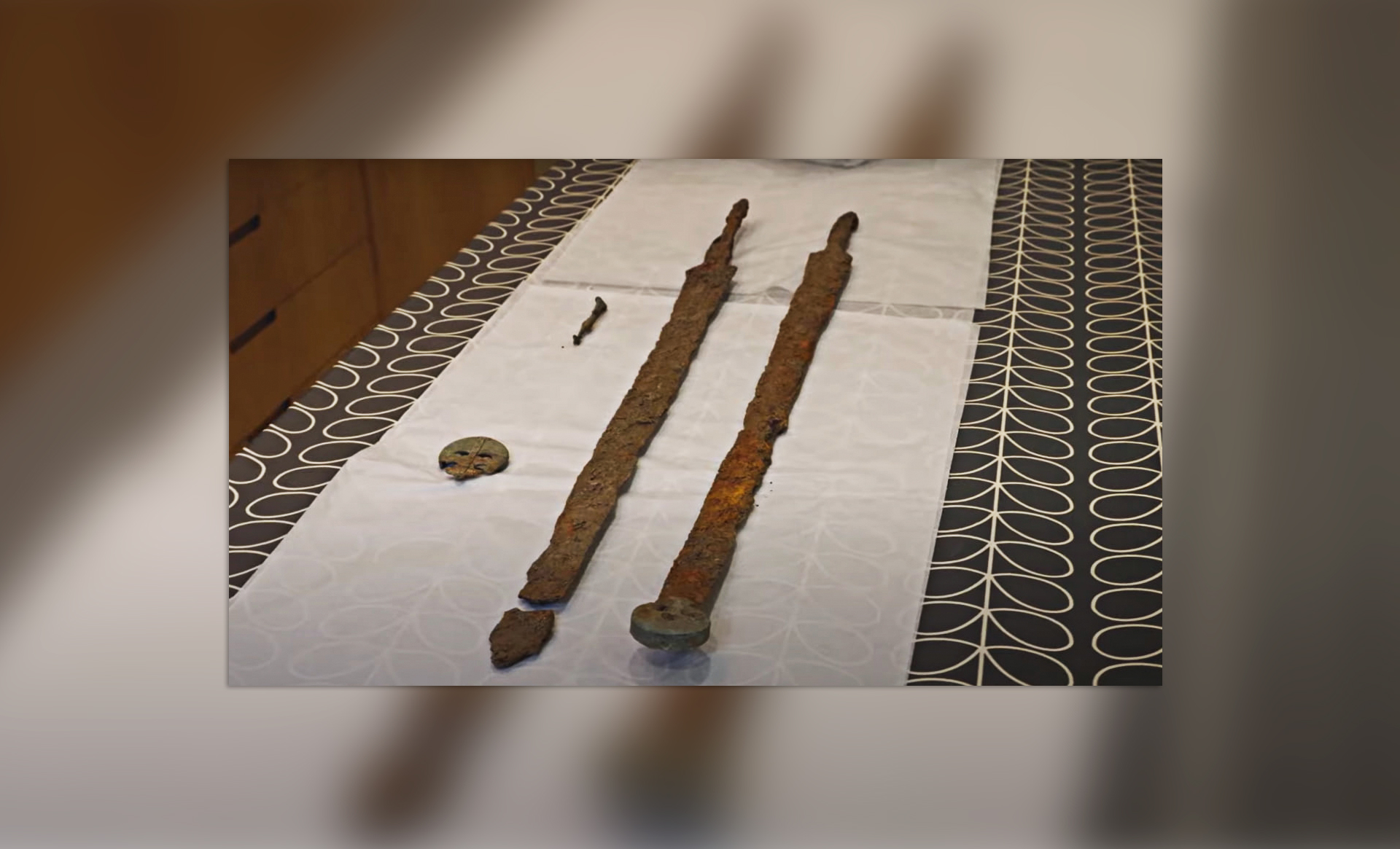 Два очень редких меча нашли в Англии: им почти 2 00 лет, а их ножны сохранились