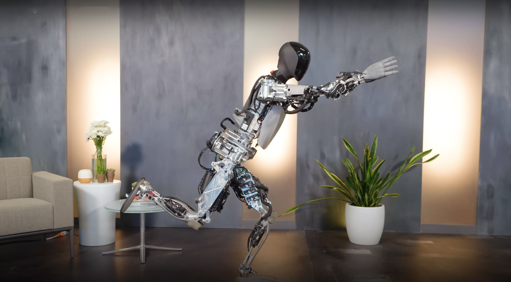 Посмотрите, как гуманоидный робот Tesla занимается йогой
