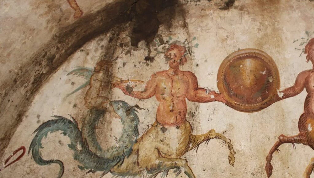 Посмотрите на морских кентавров и адского пса, которые украшают нетронутую гробницу в Италии