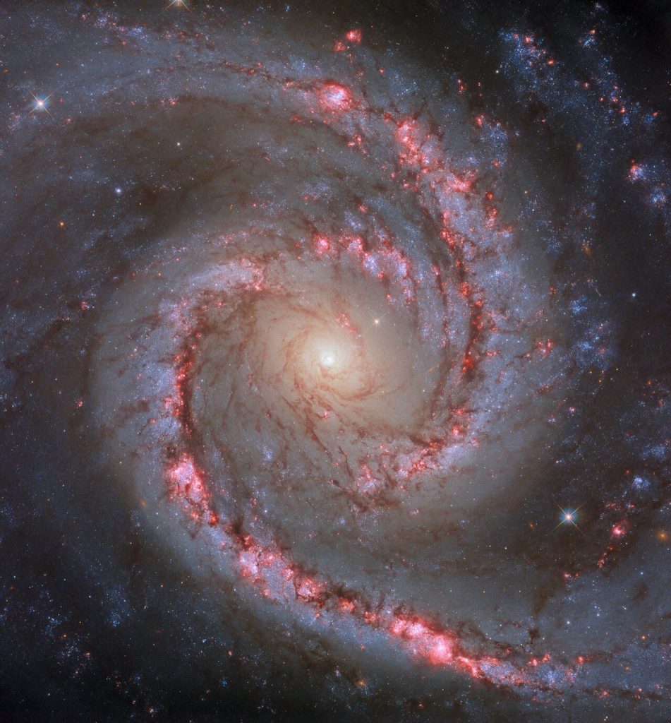 «Хаббл» показал фото танцующей галактики с огромными рукавами