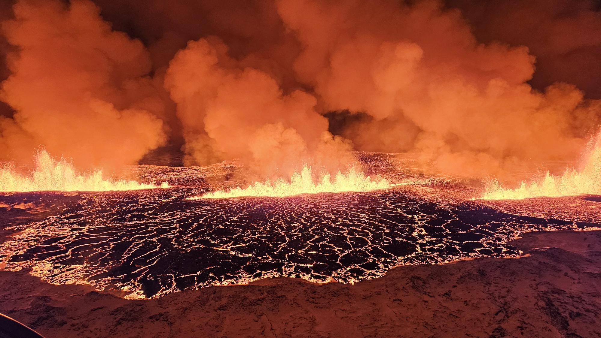 Вулканические трещины. Исландия вулканы. Molten Lava.