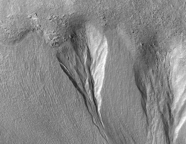 Посмотрите на необычный овраг на Марсе