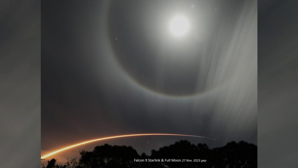 Посмотрите, как ракета SpaceX пробила дыру в облаках и создала лунное гало