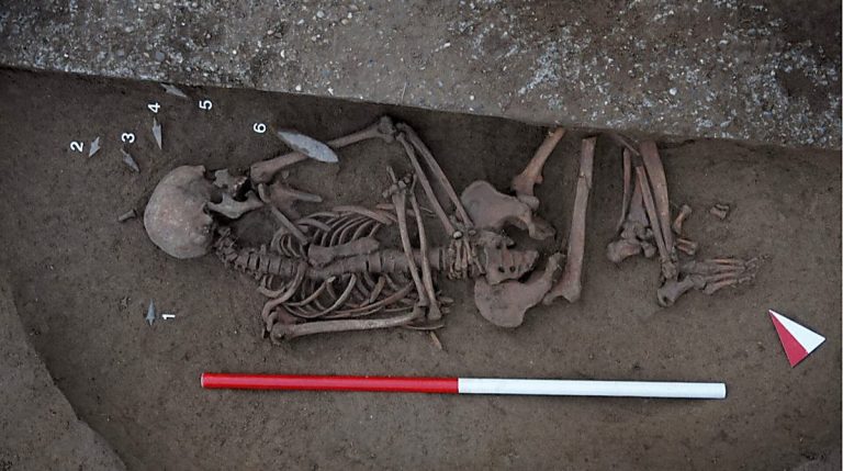 В некрополе медного века нашли 22 гробницы с оружием и украшениями