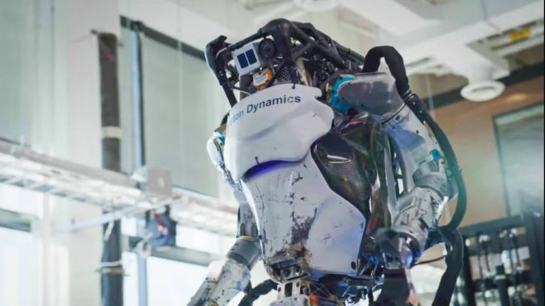 Посмотрите, как робот-гуманоид Boston Dynamics работает на автозаводе