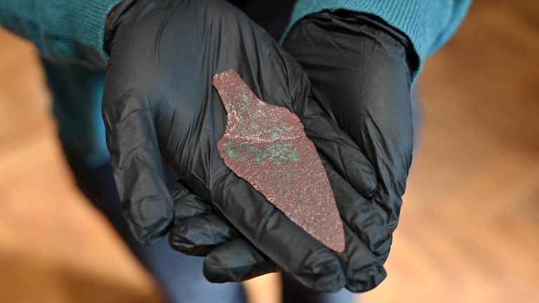Редкий медный кинжал возрастом 4 000 лет обнаружили Польше  
