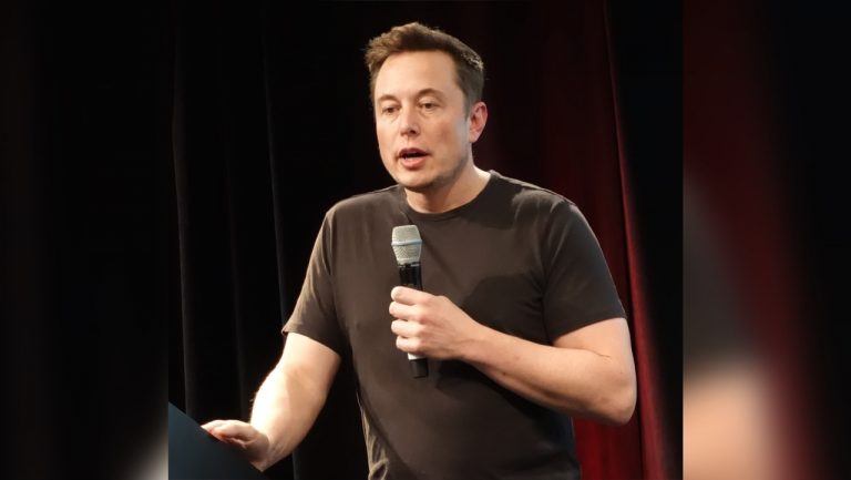Маск назвал дату запуска роботакси Tesla и обвинил СМИ в обмане