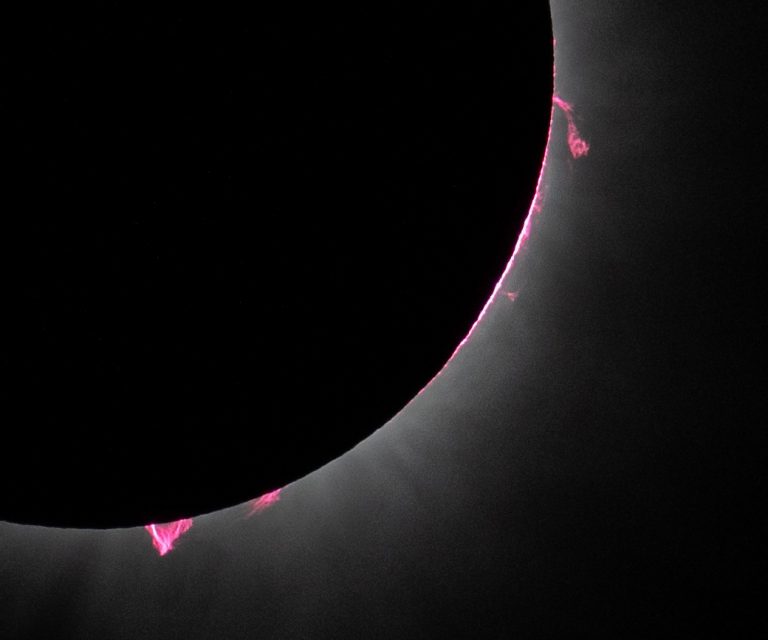 На снимках солнечного затмения заметили огромное розовое пламя