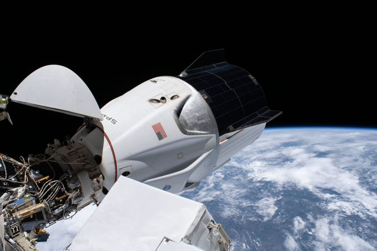 Канадский фермер, возможно, нашел на поле обломок ракеты SpaceX