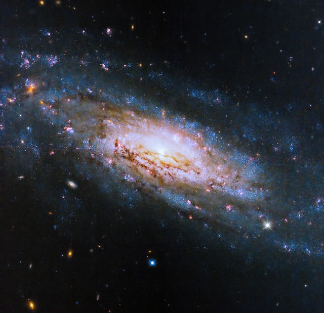 «Хаббл» показал галактику с прожорливой черной дырой