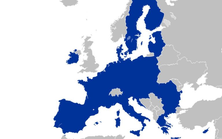 Первый в мире закон об ИИ приняли в ЕС: что теперь запретят