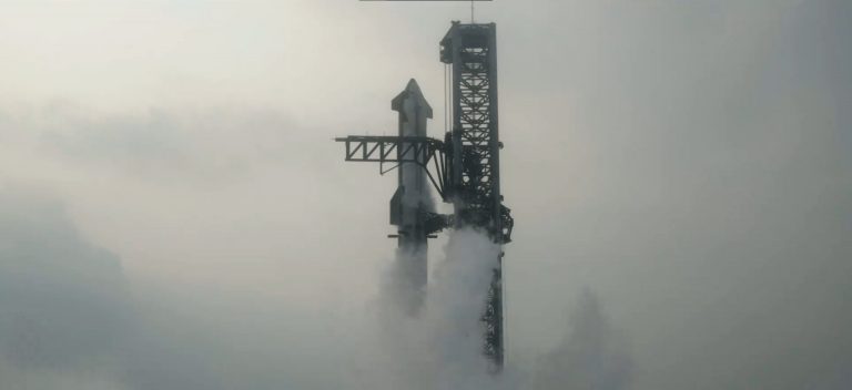 SpaceX показала посадку первой ступени сверхтяжелой ракеты в Мексиканском заливе