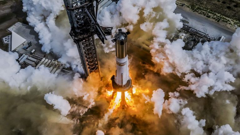 SpaceX испытала двигатели гигантской лунной ракеты перед новым полетом