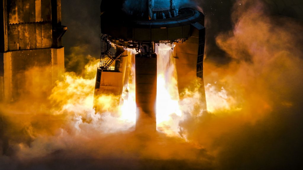 SpaceX испытала двигатели гигантской лунной ракеты перед новым полетом