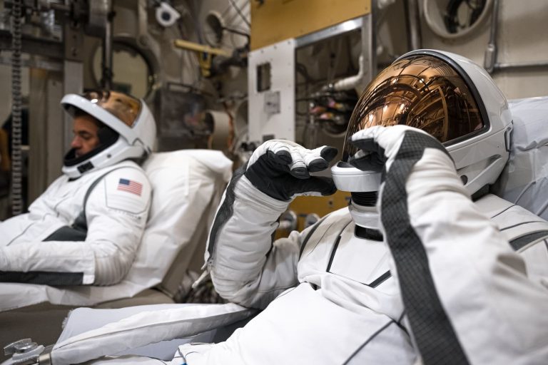 SpaceX показала корабль для первой частной миссии по выходу в открытый космос