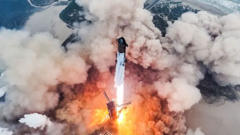 SpaceX готовит первый в истории полет над полюсами Земли