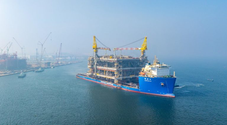 Крупнейшую морскую платформу для добычи нефти построили в Китае