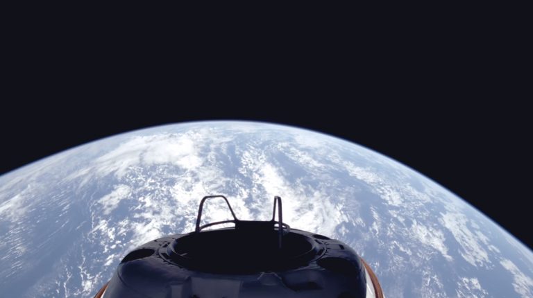 Астронавты SpaceX улетели на самое большое расстояние от Земли за полвека