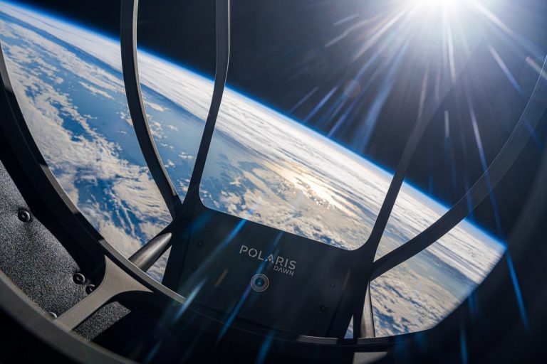Посмотрите на уникальные кадры Земли и космоса от участников Polaris Dawn