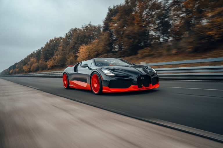 Кабриолет Bugatti разогнали до 453,9 км/ч: это новый рекорд скорости
