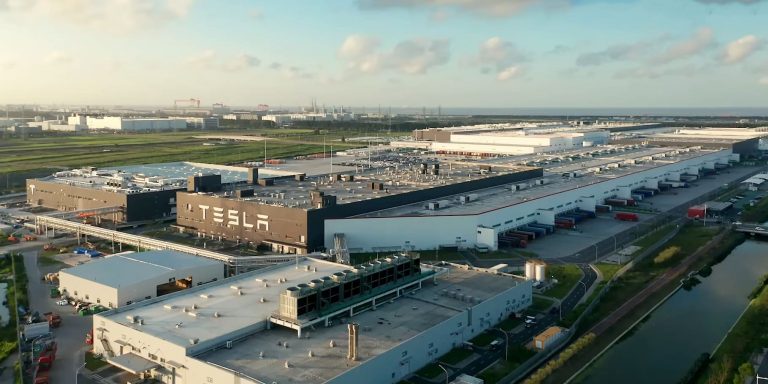 Tesla запустит в начале 2025 года мегафабрику аккумуляторов в Шанхае