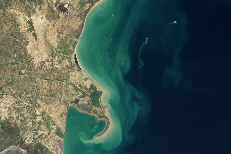 «Остров-призрак» в Каспийском море показали из космоса