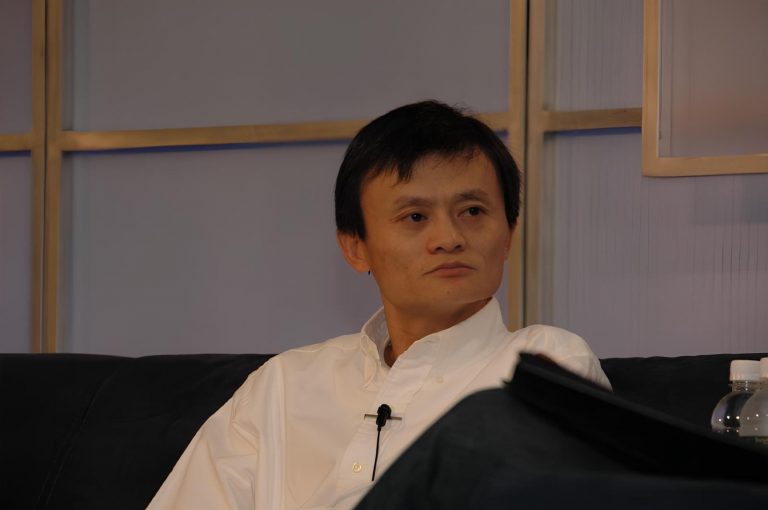 Китайская Alibaba инвестирует 380 млрд юаней в искусственный интеллект