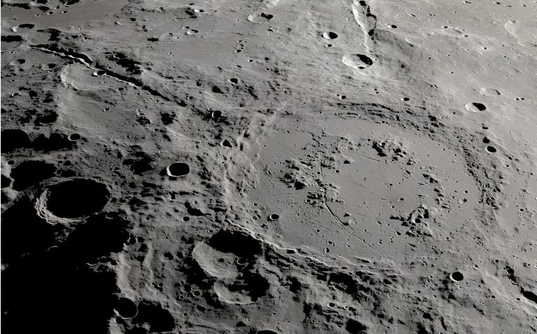 Камни, летящие со скоростью пули, сформировали гигантские каньоны на Луне