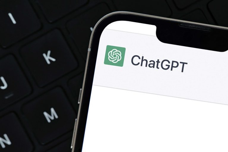 Чат-бот ChatGPT на телефоне