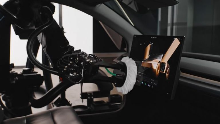 Tesla запустит беспилотные такси с роботами для уборки салона