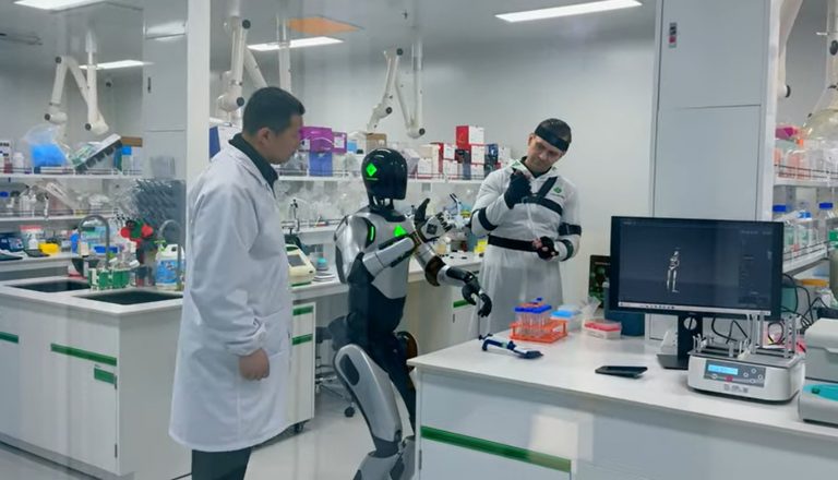 Гуманоидный робот с ИИ начал работать в лаборатории по созданию лекарств