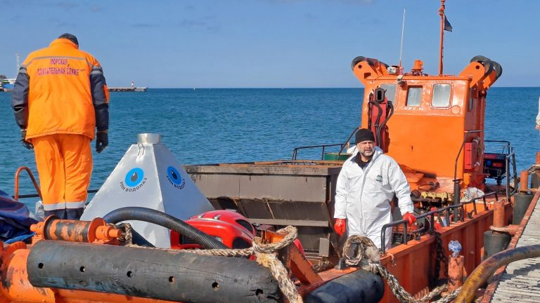 В Анапе испытали устройство для сбора мазута со дна моря