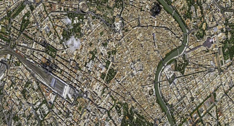 Посмотрите, как похороны Папы Римского выглядели из космоса