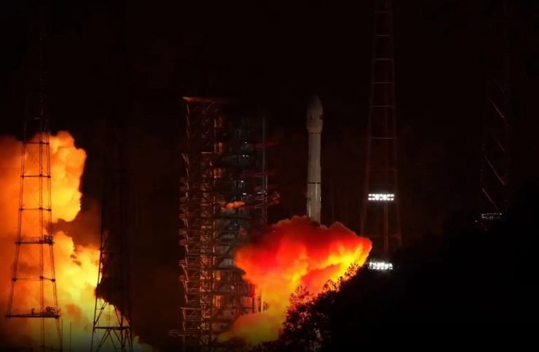 Китай отправил миссию за образцами горных пород с квазиспутника Земли