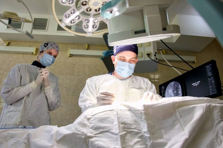 Первую операцию по имплантации нейростимулятора для лечения боли провели в России