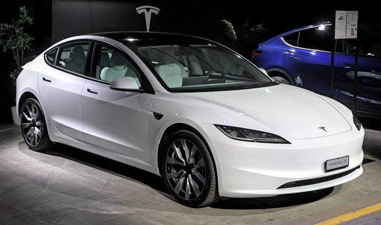 Роботакси Tesla впервые попало в аварию: что произошло
