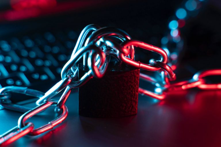 Компании начали закрывать Telegram-каналы из-за нового закона в России
