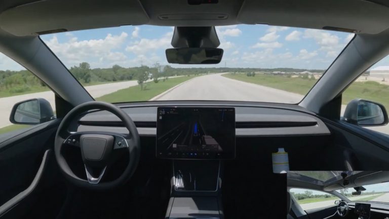 Tesla без водителя доехала от завода до дома покупателя, но нарушила ПДД