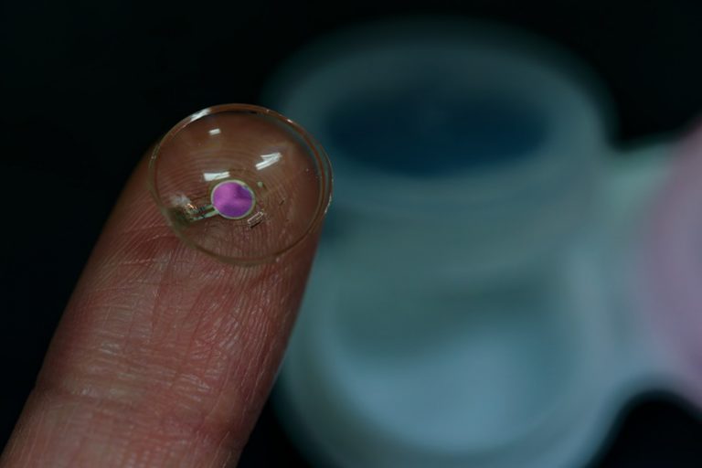 В Корее разработали контактную линзу с OLED-дисплеем для диагностики сетчатки