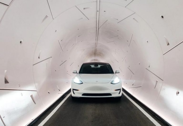 Tesla проехала на автопилоте в туннелях Илона Маска под Лас-Вегасом